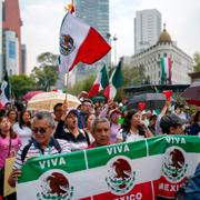 Mexikanska demonstranter utanför senaten på tisdagen. 