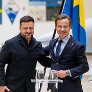 Ukrainas president Volodymyr Zelenskyj (tv) och Sveriges statsminister Ulf Kristersson håller en pressträff om flygsamarbete på Upplands flygflottilj F16 i Uppsala.