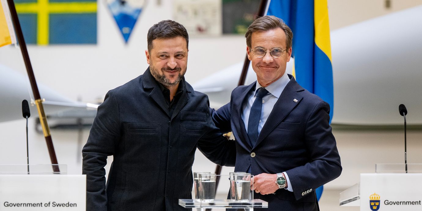 Ukrainas president Volodymyr Zelenskyj (tv) och Sveriges statsminister Ulf Kristersson håller en pressträff om flygsamarbete på Upplands flygflottilj F16 i Uppsala.