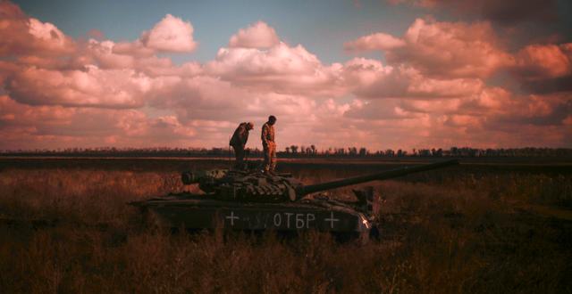 Ukrainska soldater på en av den egna sidans stridsvagnar. 7 oktober. Francisco Seco / AP