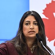 Vänsterpartiets ledare Nooshi Dadgostar (V) under pressträff om en politisk prioritering inför regeringsförhandlingarna efter valet.