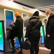 Människor i Sankt Petersburg som väntar på att få ta ut pengar från Sberbank. 