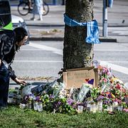 Blommor på platsen där dödsolyckan skedde.