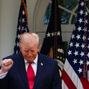 Donald Trump utanför Vita huset under natten.