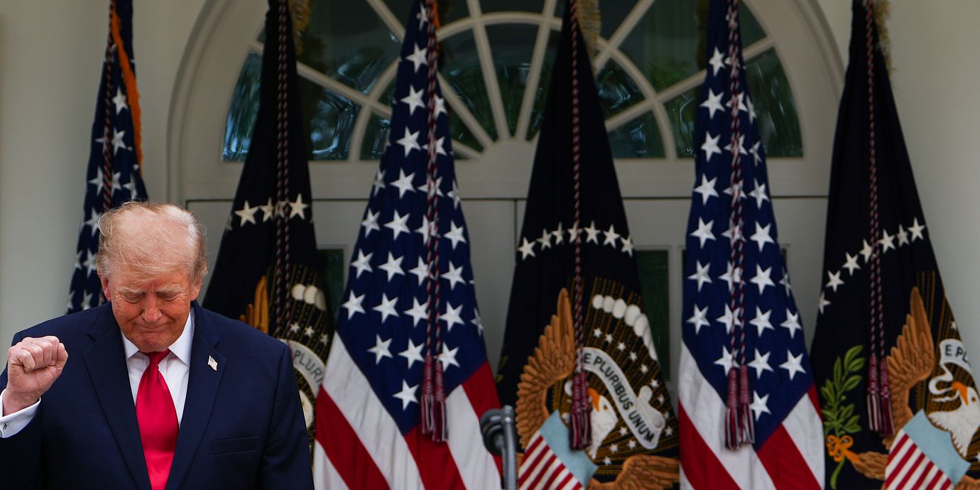 Donald Trump utanför Vita huset under natten.