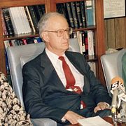 Linda Fairstein till vänster, 1988.