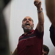 Människor samlade utanför rättssalen 2026.