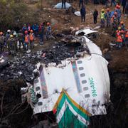Räddningsarbetare vid flygplansvraket i Nepal.