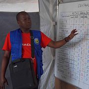 Gédéon Banga Ngbape, som arbetar med att spåra viruset, tittar på statistik i provinsen Ituri i Kongo-Kinshasa.