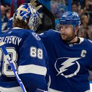 Tampas Steven Stamkos och Andrei Vasilevski firar segern. 