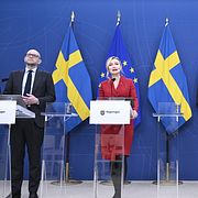 Ministrar presenterar en nyhet.