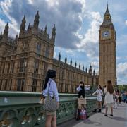 Turister framför parlamentet och det kända klocktornet Big Ben. 