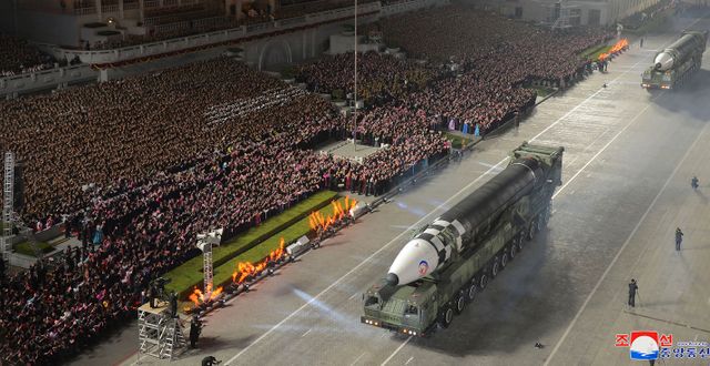 Arkivbild från nordkoreansk militärparad.  AP