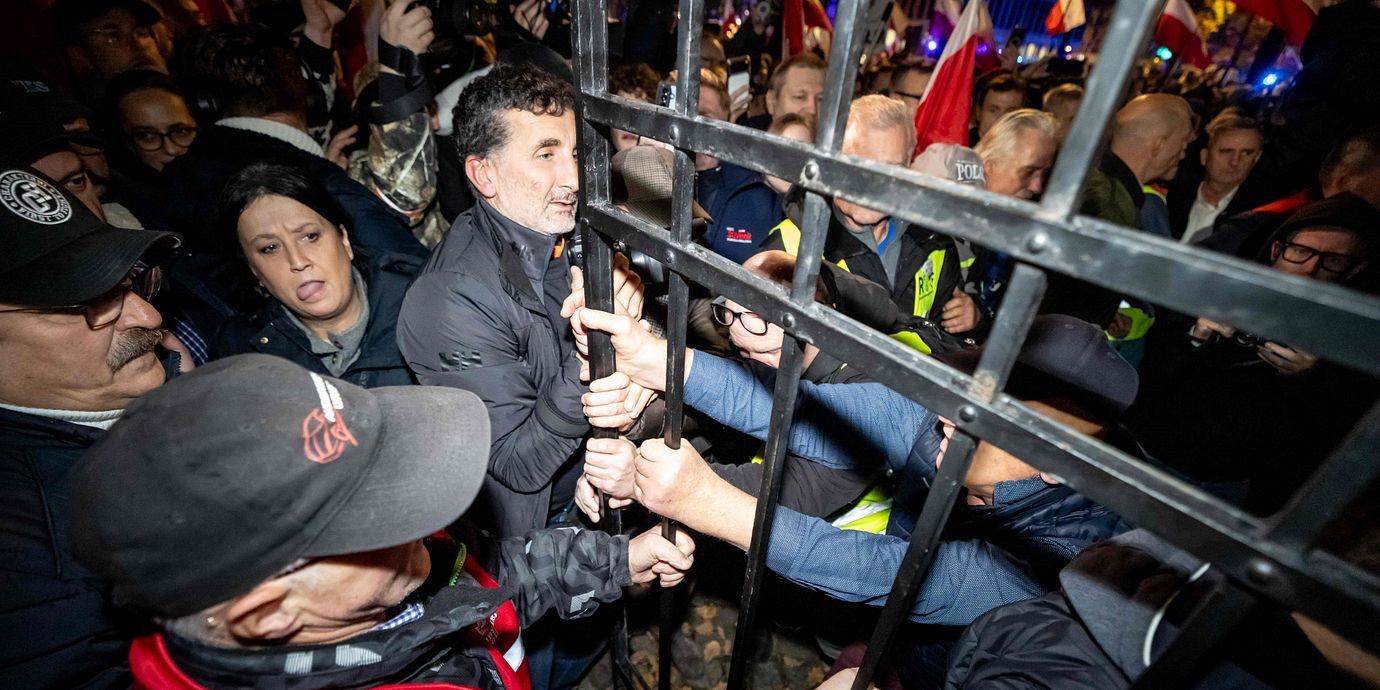En bild från de stora protesterna vid domstolen i Warszawa.