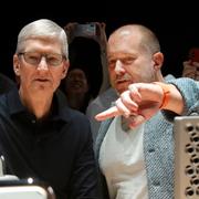 Apples vd Tim Cook och Jonathan Ive på en Apple-konferens i San Jose, Kalifornien, 2019.