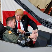 USA:s president Donald Trump talar med en pilot ombord på ett F-35-stridsflygplan, arkivbild.