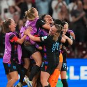 England jublar efter 1–1. 