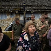 Människor som samlats till en begravning av Bohdan Kobylianskyi som dödades i Donbas sommaren 2023.