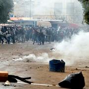 Demonstranter och poliser har drabbat samman vid protester i Tunisien.