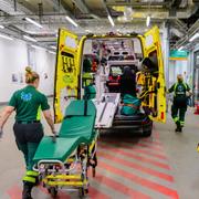 Ambulanssjuksköterskor på väg ut i ambulans. 