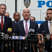 Bill de Blasio, James O’Neill och Andrew Cuomo vid pressträffen i New York. 