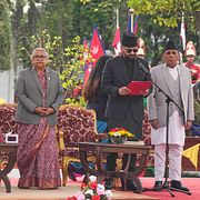 Balendra Shah (höger) svärs in som premiärminister.