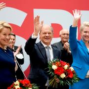 Olaf Scholz (mitten) med Berlins nya borgmästare Franziska Giffey (väster) och partikamraten Manuela Schwesig.