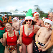 Människor i Belfast gör sig redo för en simtur. 