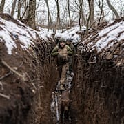 Ukrainska soldater i februari i fjol.  Evgeniy Maloletka / AP