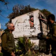 Israeliska soldater i en kibbutz i södra Israel.