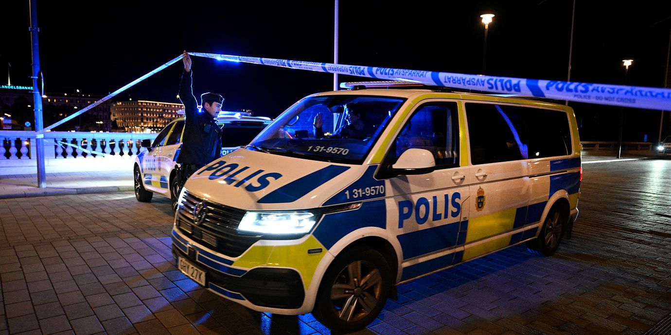 Polis vid Norrbro i centrala Stockholm i och med insatsen vid slottet.