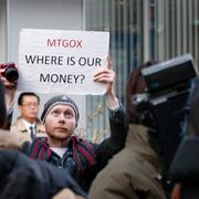 Man protesterar för att få tillbaka förlorade bitcoins.