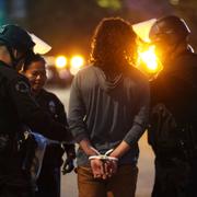 En demonstrant grips i Los Angeles.