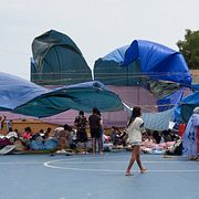 Migranter samlar på ett sportcenter i Ceuta.