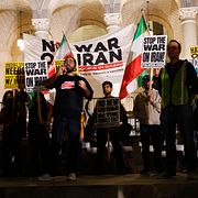 Demonstranter i Los Angeles samlas runt en talare på en scen under en protest mot USA:s och Israels attacker mot Iran. 