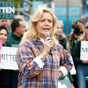 V-ledaren Nooshi Dadgostar och C-ledaren Elisabeth Thand Ringqvist.