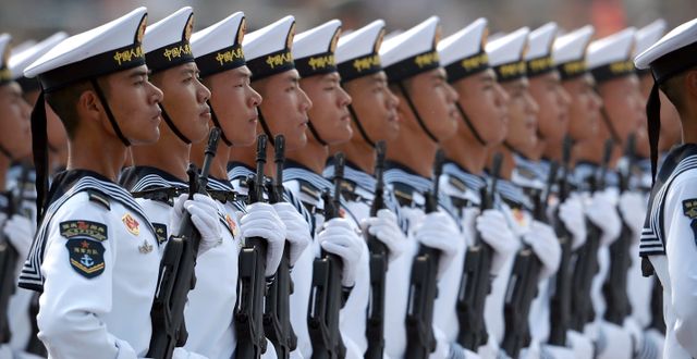 Kinesisk militärmarsch med soldater från flottan. Mark Schiefelbein / TT NYHETSBYRÅN