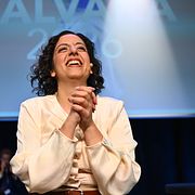 Simona Mohamsson (L) talar  under Liberalernas valvaka.