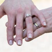 Brudpar med vigselringar. Arkivbild.