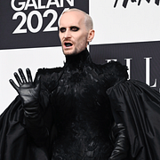 Molly Sandén, Fredrik Robertsson och Kenza Zouiten som de anlände till nattens gala.