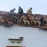 Soldater lagar ett tak som skadats i tyfonen i Quang Ngai. 