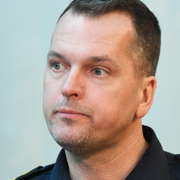 En bild från polisinsatsen efter dödsskjutningen i Skurup samt en arkivbild på Mats Karlsson, chef för underrättelseenheten i polisregion Syd. 