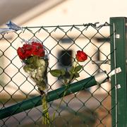 Blommor på stängslet utanför vårdboendet i Enköping.