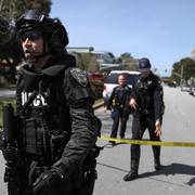 Tungt beväpnad polis vid Youtubes högkvarter i San Bruno. 