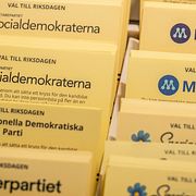 Valsedlar när förtidsröstningen inleddes i dag.