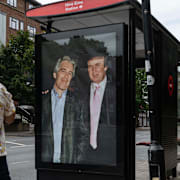 Bild på Donald Trump och Jeffrey Epstein uppsatt på busshållplats i London. 
