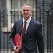 Arkivbild på Storbritanniens teknikminister Peter Kyle och en telefon med Chat GPT-appen.