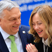 Ungerns premiärminister Viktor Orbán och Italiens premiärminister Giorgia Meloni skrattar ihop under ett EU-möte i Bryssel i mars.