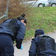 Polisen arbetar på platsen efter att flera personer har hittats skadade utomhus i centrala Västerås.