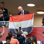 Gianni Infantino håller en egyptisk flagga inför matchen. 